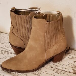 New Women's Size 8 Unisa Chelsea Boots Neutral Brown Beige